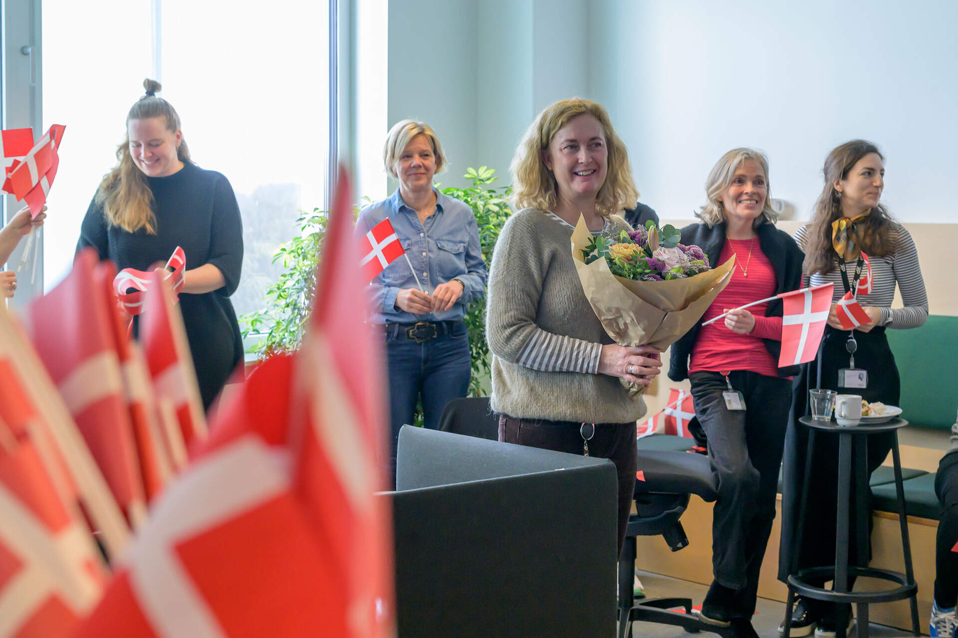 Helle Bryde Bachmann (med blomster), flankeret af kollegerne Geert Allermand og Ann Kristina Mikkelsen Bojsen, der har indstillet Helle til Danmarks Bedste Kollega. Til højre er det formand for HK Stat Hovedstaden Dennis Alex Jørgensen.